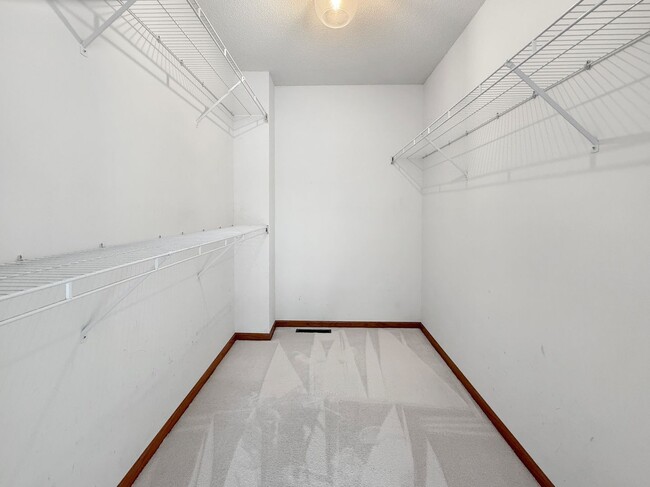 Building Photo - 1389 Highpoint Curve