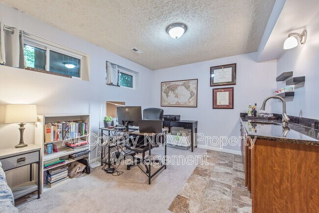 Building Photo - 10343 Bushman Dr