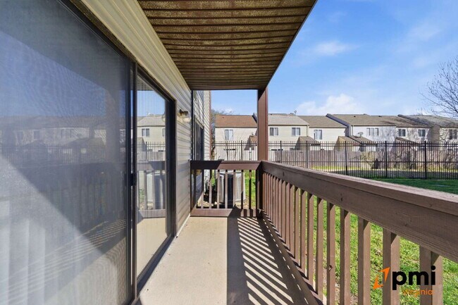 Building Photo - GATED COMMUNITY FULLY RENOVATED 1 BED 1 BATH WITH BALCONY AND POOL