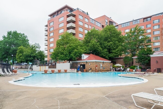 Building Photo - Spacious & Bright Studio at River Place West