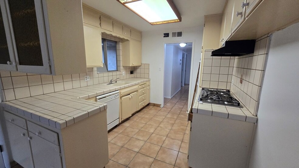 Building Photo - 4184 N Briarwood Ave