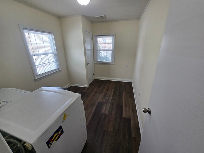 Building Photo - 146 Carver St