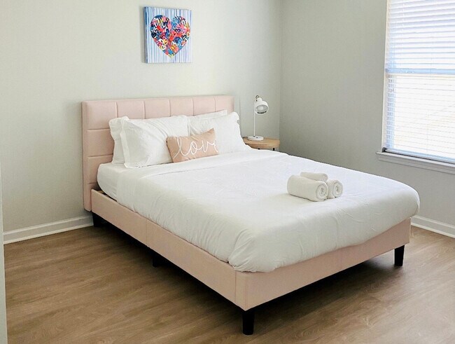 Building Photo - 220 Brookstone Trail