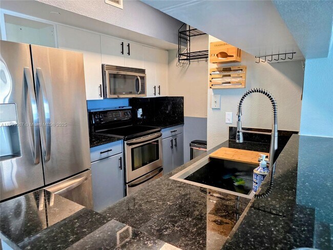 Building Photo - 1625 Kennedy Cswy