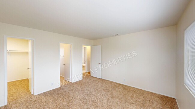 Building Photo - Charming 3-Bedroom, 2.5-Bathroom Home in D...