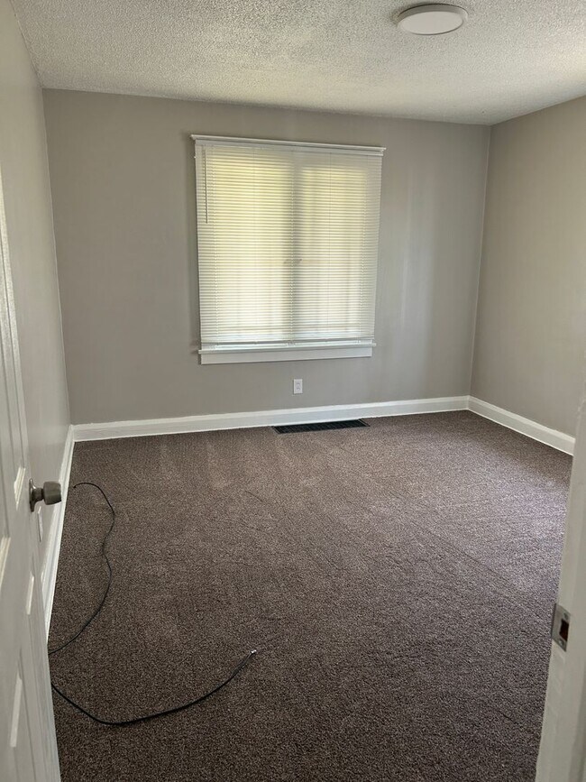 Building Photo - Updated 2/3 Bedroom Bedroom Austintown Home for Rent