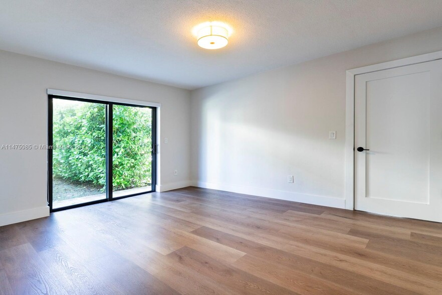 Building Photo - 531 Menendez Ave