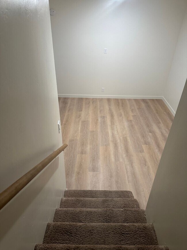 Building Photo - Spacious and recently updated, this 6-bedr...