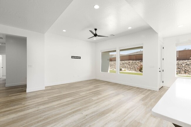 Building Photo - 3 bed plus office / 2.5 bath / 3 car Singl...