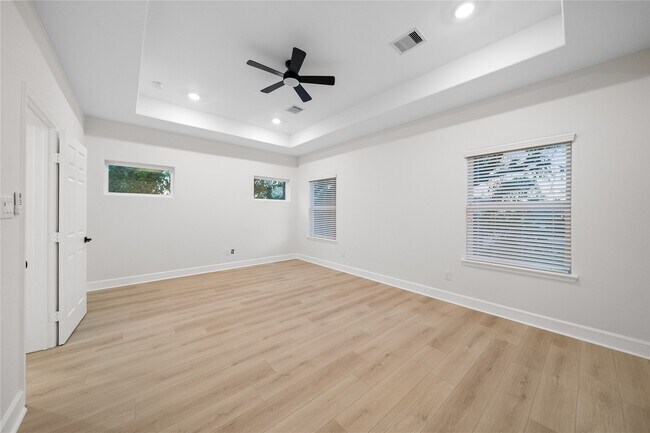 Building Photo - 1411 Bayou St