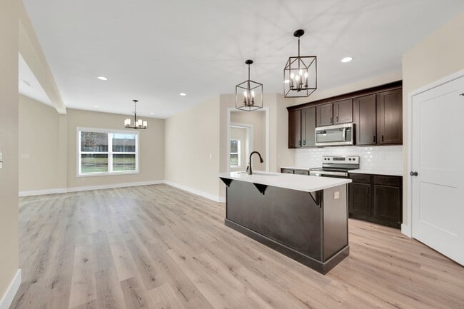 Building Photo - Hickory Village 55 Plus, LLC - 3700 E Cherry St Springfield, MO 65809