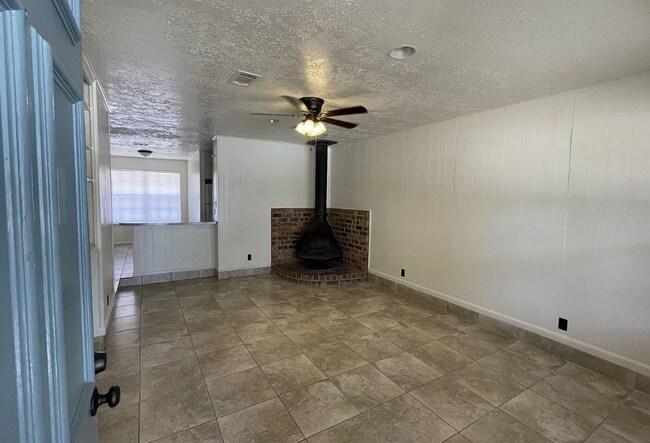 Building Photo - 1920 Briar Oaks Dr