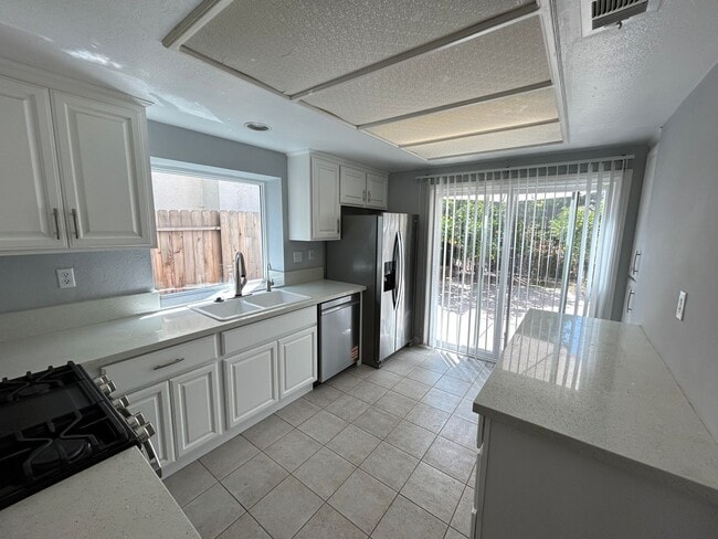 Building Photo - Beautiful 3 Bedroom 3 Bath Townhome with Loft in Orange!