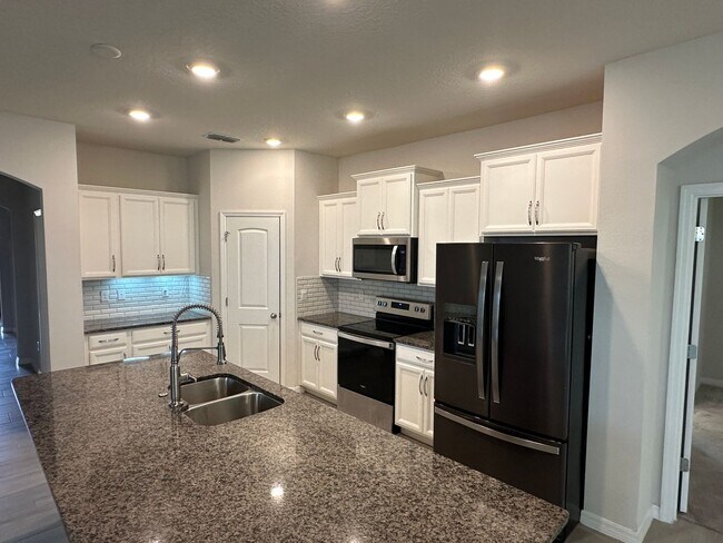 Building Photo - 4 Bedrooms/3 Baths/3 Car Garage House in L...