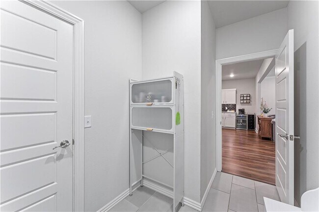 Building Photo - 4407 SW Bison St