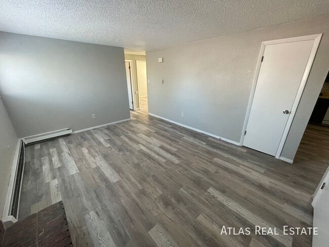 Building Photo - Beautiful 3 bedroom 1 bath apartment!