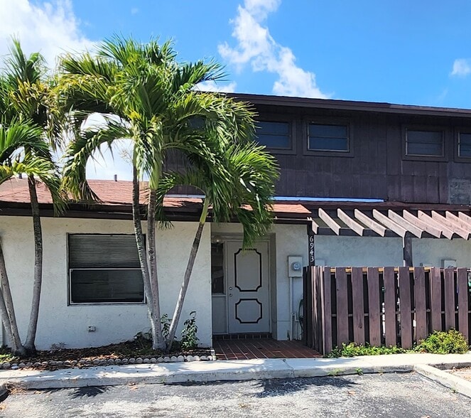 Building Photo - 6943 SW 40th St