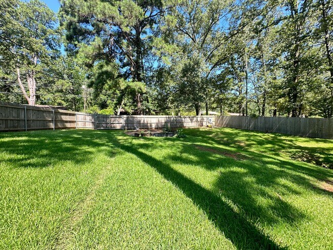 Building Photo - BEAUTIFUL CUSTOM HOME