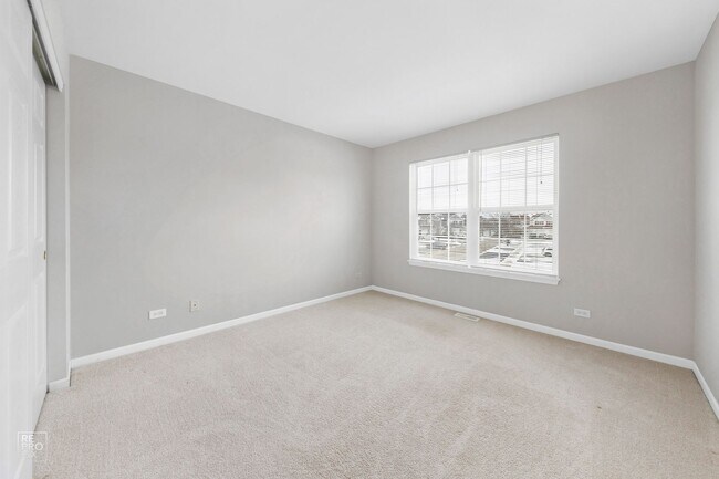 Building Photo - North Naperville Second Floor Two Bedroom Condo
