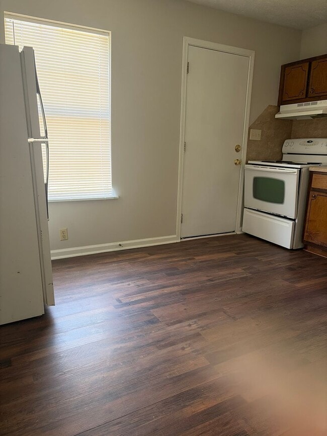 Building Photo - ***AVAILABLE NOW!!*** BEMIS LOCATION- PERFECT 3 BEDROOM FAMILY HOME!!!!