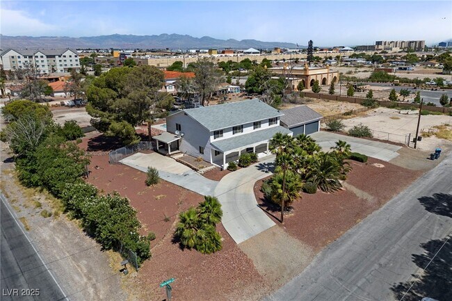 Building Photo - 144 E Robindale Rd