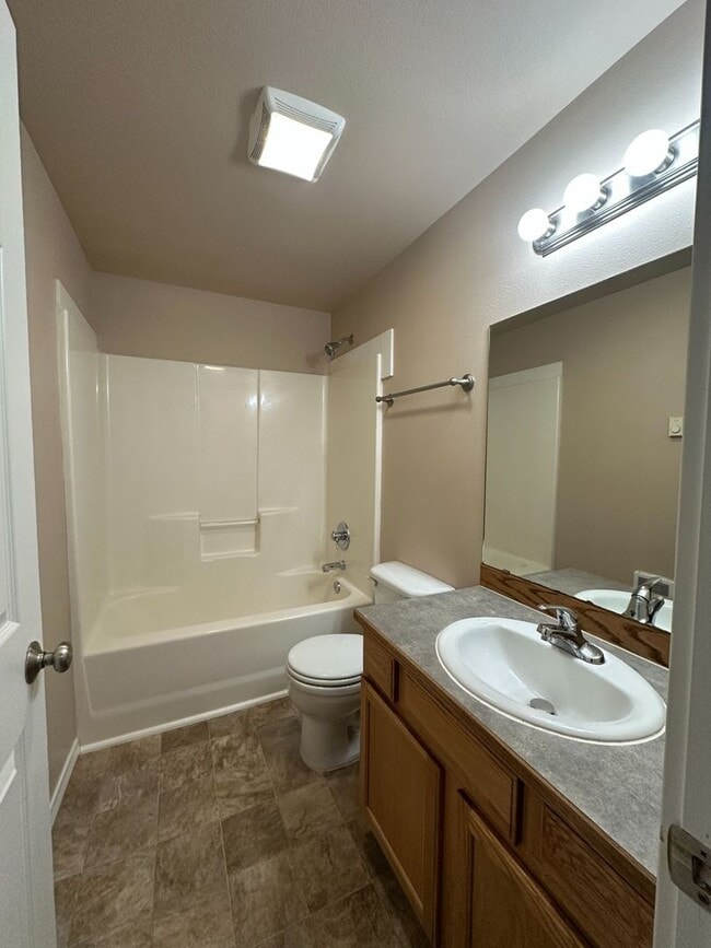 Building Photo - 3 Bedroom / 2 Bathroom Single Level Duplex in Madras