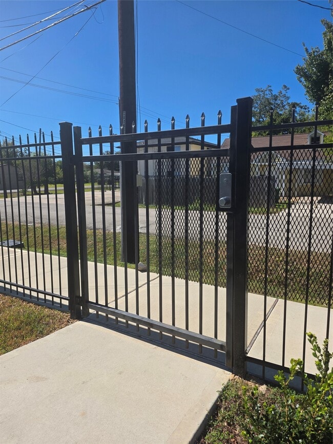 Building Photo - 7823 Gladstone St