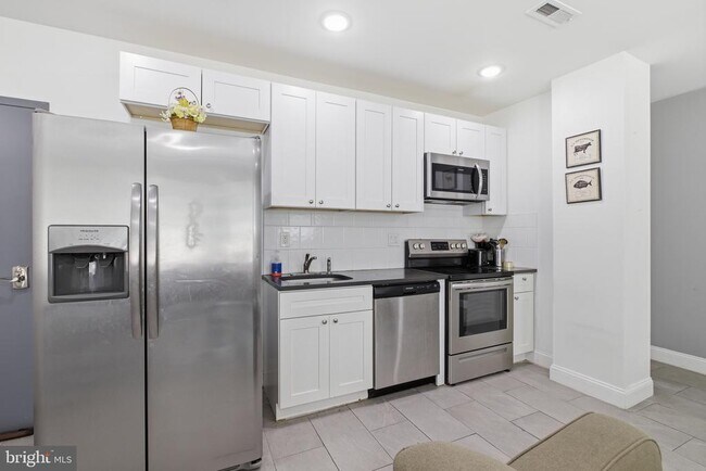 Building Photo - 925 N Broad St