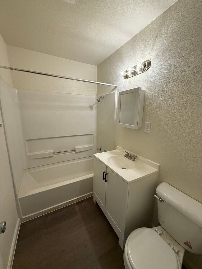 Building Photo - Available NOW!  Adorable updated house in North Chico