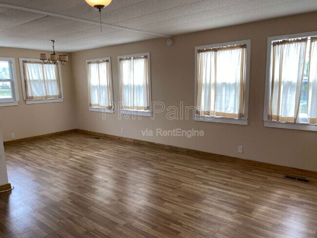 Building Photo - 2026 Shady Cove Dr