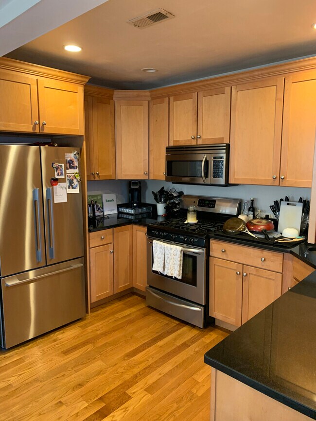 Building Photo - 212 L St