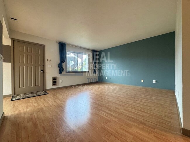 Building Photo - Charming 2 Bedroom Home with Large Yard & Garage!