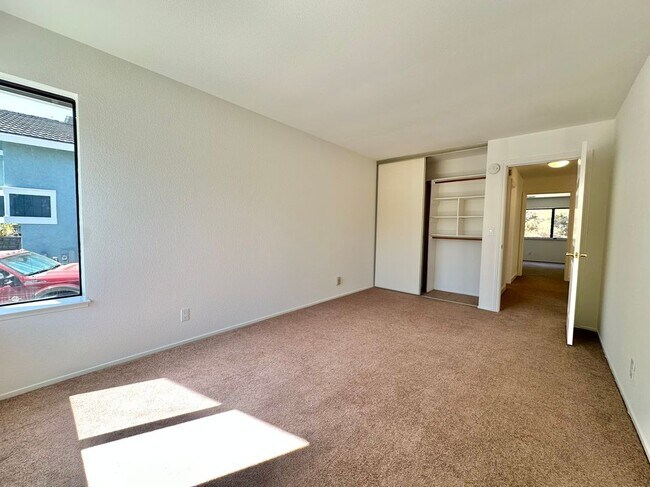Building Photo - 768 Rose Dr
