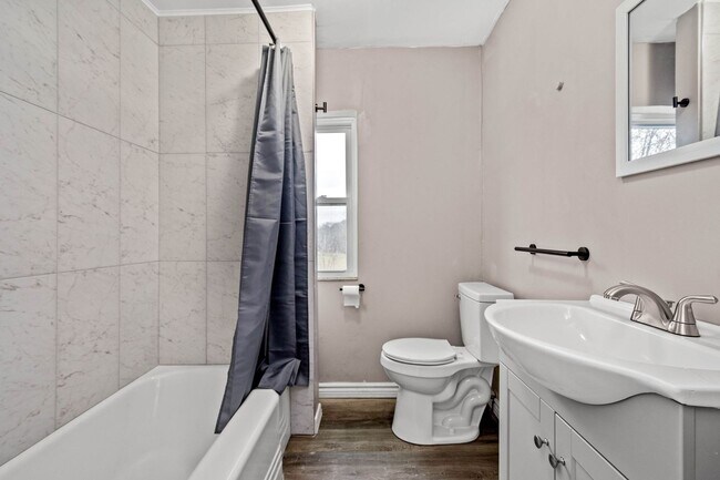 Building Photo - SCORE 50% OFF 1ST MONTH'S RENT IF SIGNED BY APRIL 3! Stunning 3 bedroom home in Aliquippa availab...