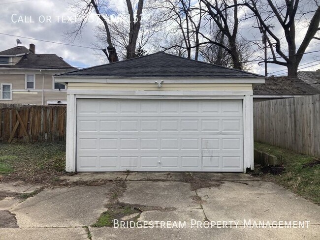 Building Photo - Updated 3 bedroom 1 bath home with detache...