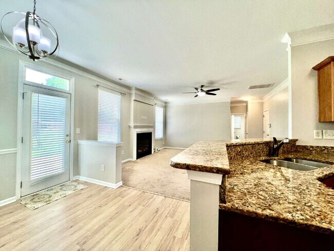 Building Photo - SPACIOUS 3 BEDROOMS!