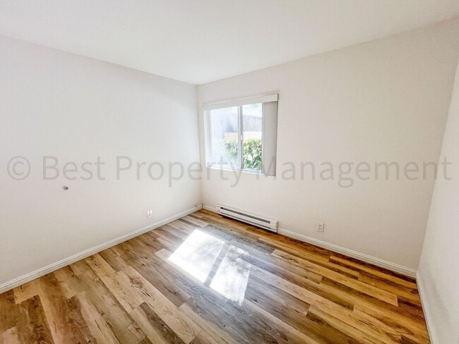 Building Photo - Cozy 2 Bedrooms; 1 Bathroom Condo in Warm ...