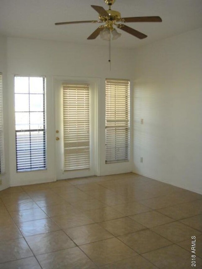 Building Photo - 2 BEDROOM 1 BATH DOWNSTAIRS UNIT WITH 1 CA...