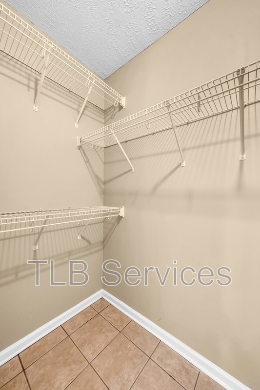 Building Photo - 211 Fall Creek Dr