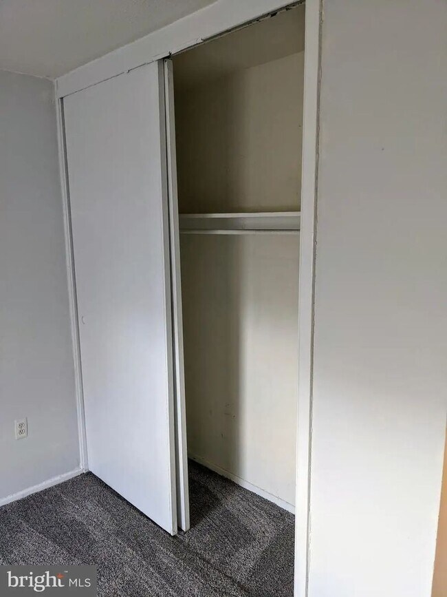 Building Photo - Available Now - High-Floor 1-Bedroom Condo at RiverWest in Center City