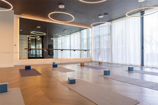 Building Photo - 601 NE 1st Ave