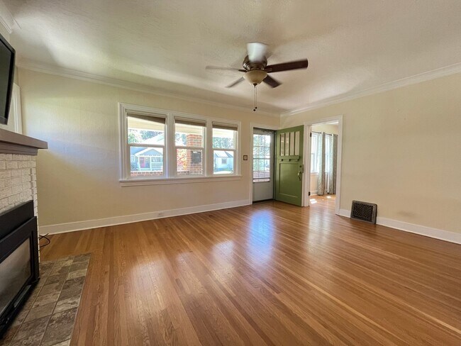 Building Photo - 208 W 19th Ave
