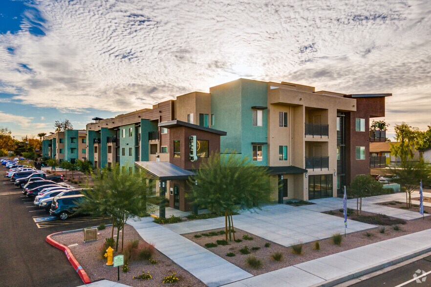 Primary Photo - Club 715 Apartments