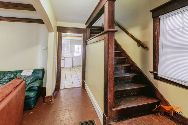 Building Photo - 2097 Summit St