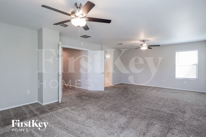 Building Photo - 2758 N Saramano Ln