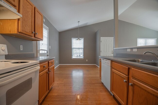 Building Photo - Comfortable 3 Bedroom / 2 Bath One - Level...