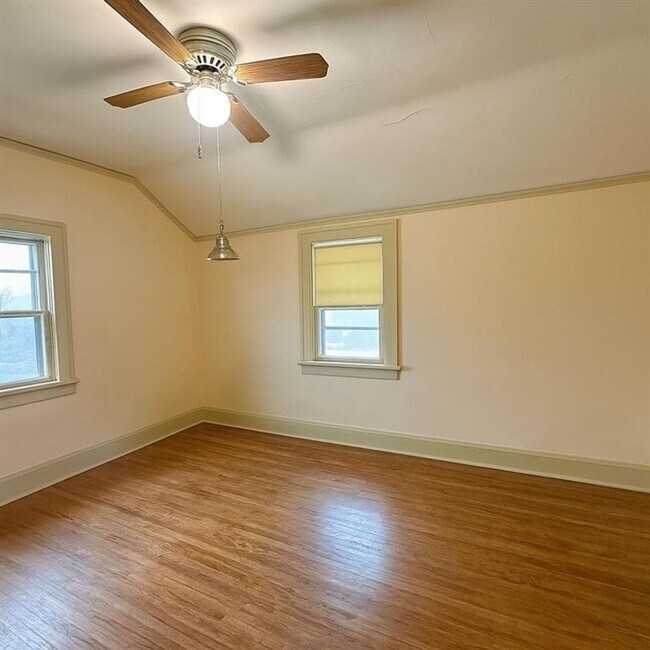 Building Photo - 3 Bedroom 1 Bathroom