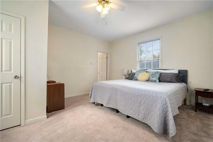 Building Photo - 158 S Cedar St