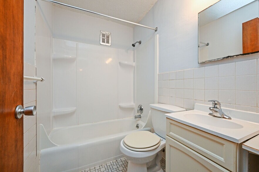 Building Photo - 515 5th St SE