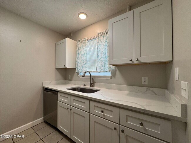 Building Photo - 2507 W 10th St